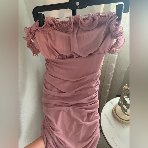 Selfie Leslie OFF-SHOULDER LETTUCE EDGE DETAIL RUCHED MINI DRESS BLUSH - Picture 4 of 5